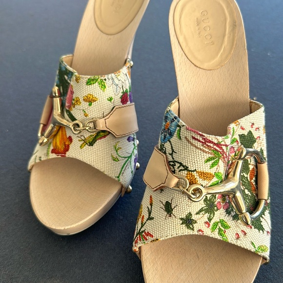 Gorgeous Guccii heels - Picture 1 of 8